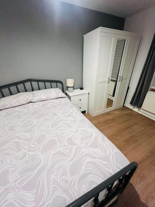 Апартаменты Immaculate 2 Bed Flat With Free Parking! Уотфорд Экстерьер фото