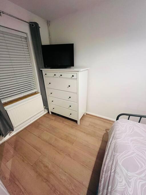 Апартаменты Immaculate 2 Bed Flat With Free Parking! Уотфорд Экстерьер фото