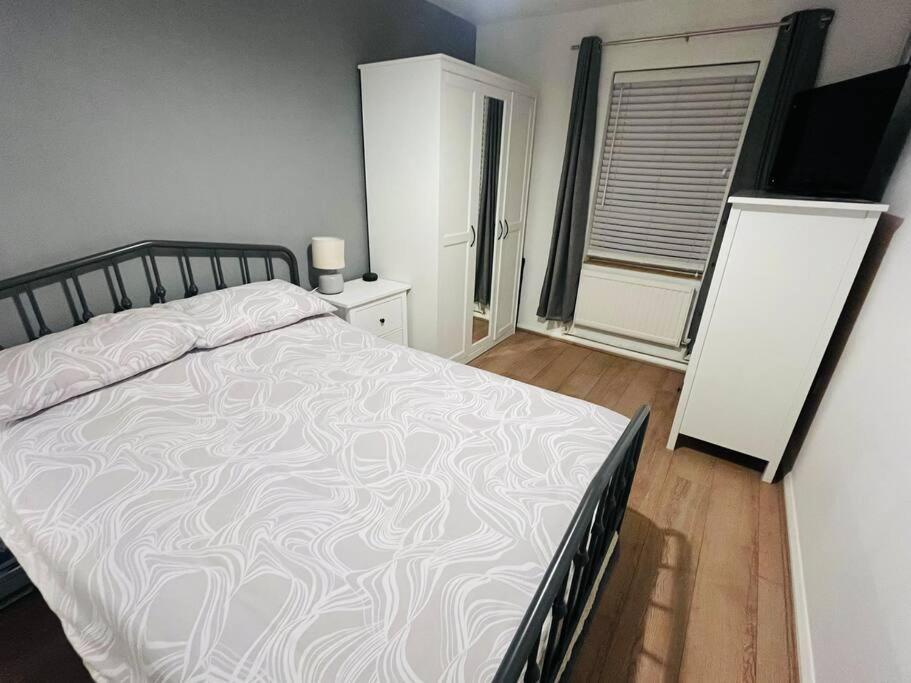 Апартаменты Immaculate 2 Bed Flat With Free Parking! Уотфорд Экстерьер фото