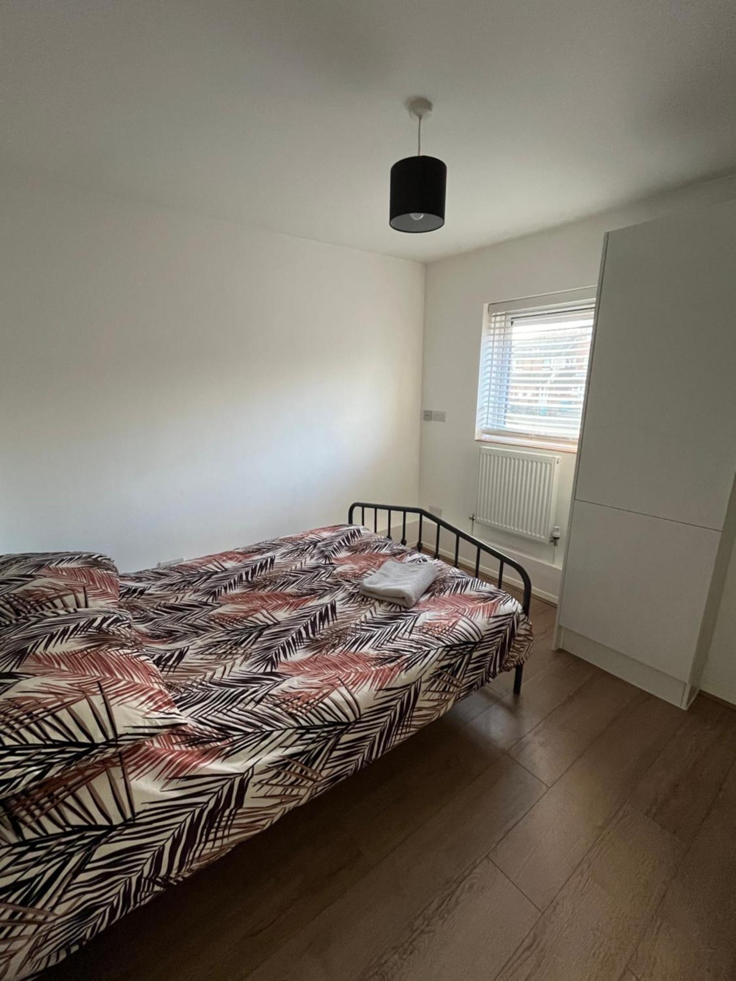 Апартаменты Immaculate 2 Bed Flat With Free Parking! Уотфорд Экстерьер фото