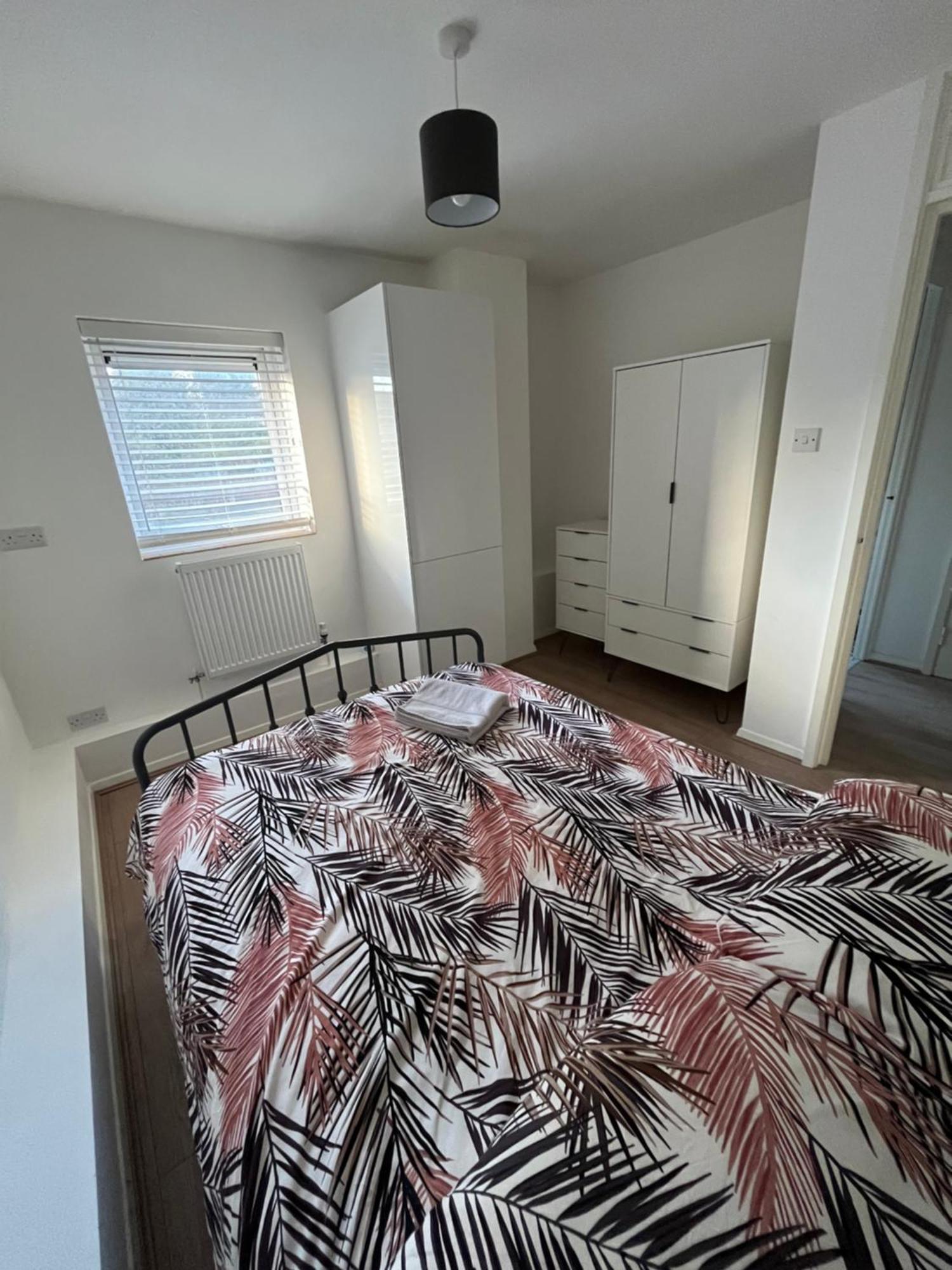 Апартаменты Immaculate 2 Bed Flat With Free Parking! Уотфорд Экстерьер фото